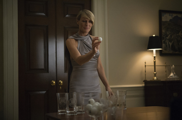 http://d1oi7t5trwfj5d.cloudfront.net/90/f0/668b7dc546868f825d8d6fd0ea65/robin-wright-in-house-of-cards-season-3-episode-3-chapter-29.jpg