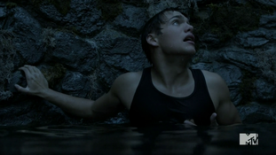http://img1.wikia.nocookie.net/__cb20140729053828/teenwolf/images/d/d6/Teen_Wolf_Season_4_Episode_6_Orphaned_Liam_in_the_well.png